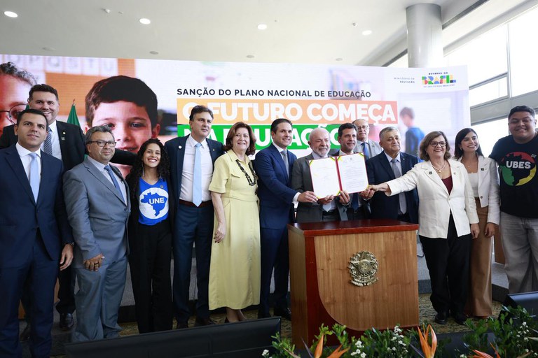DIÁLOGO - Governo do Brasil sanciona novo Plano Nacional de Educação